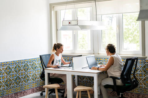 01 coworking together
