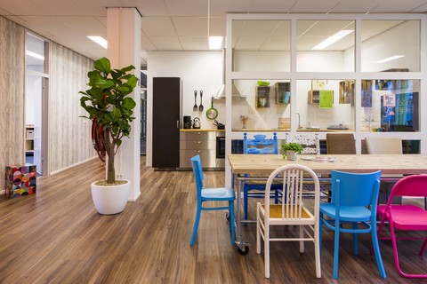 01_colorful workspace area
