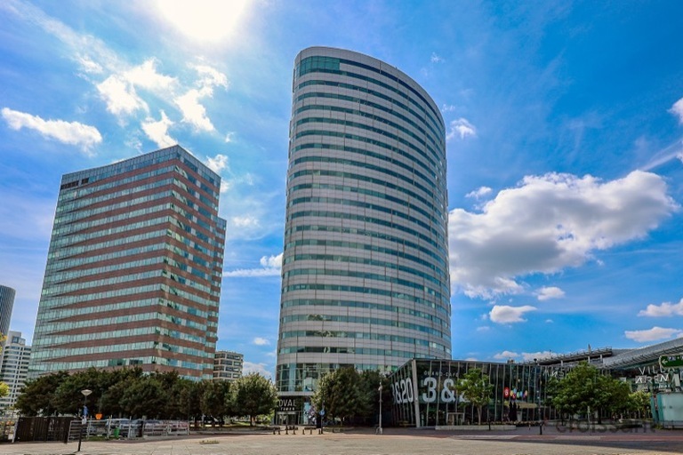 a large tower in a city