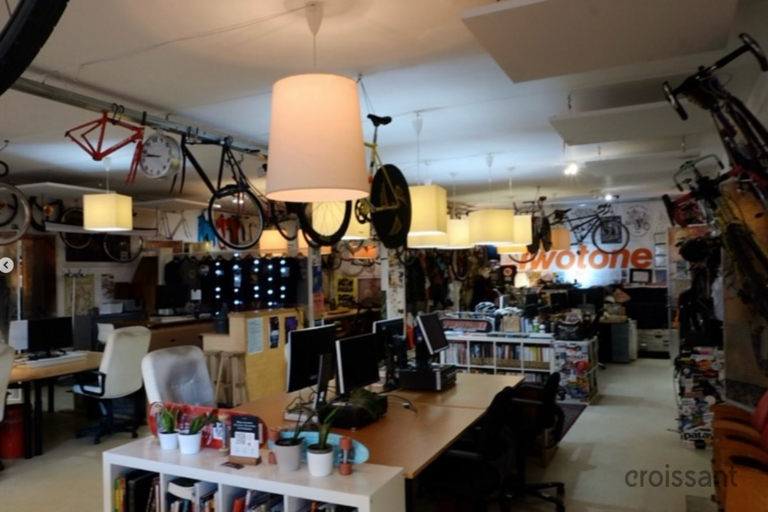 a kitchen filled with lots of people in a room
