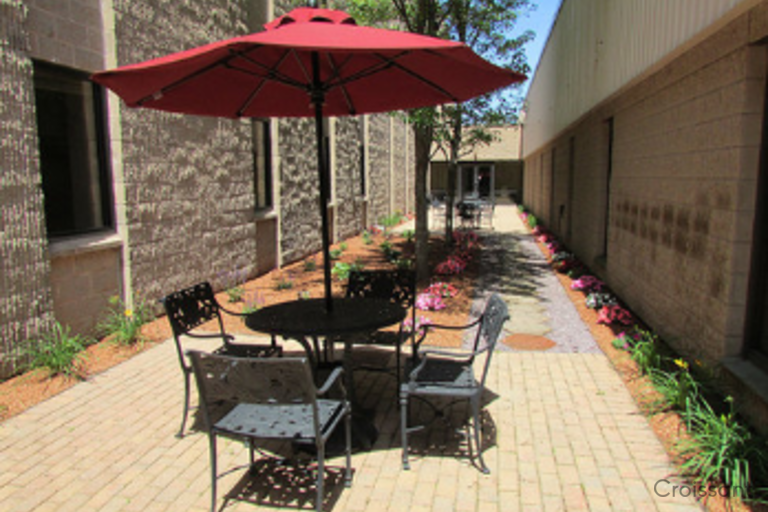 a couple of lawn chairs sitting on top of a brick building
