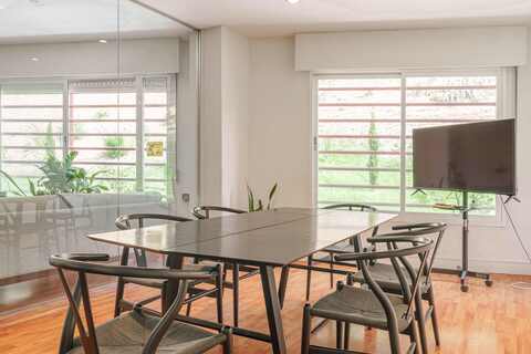 Natural Light 10 People Glazed Meeting Room