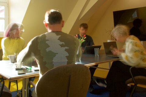 Hedy: A room for meetings - on-site and online with the whole world