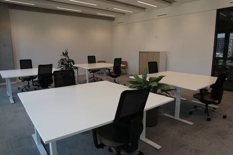 4-8 Workstations Daily Office